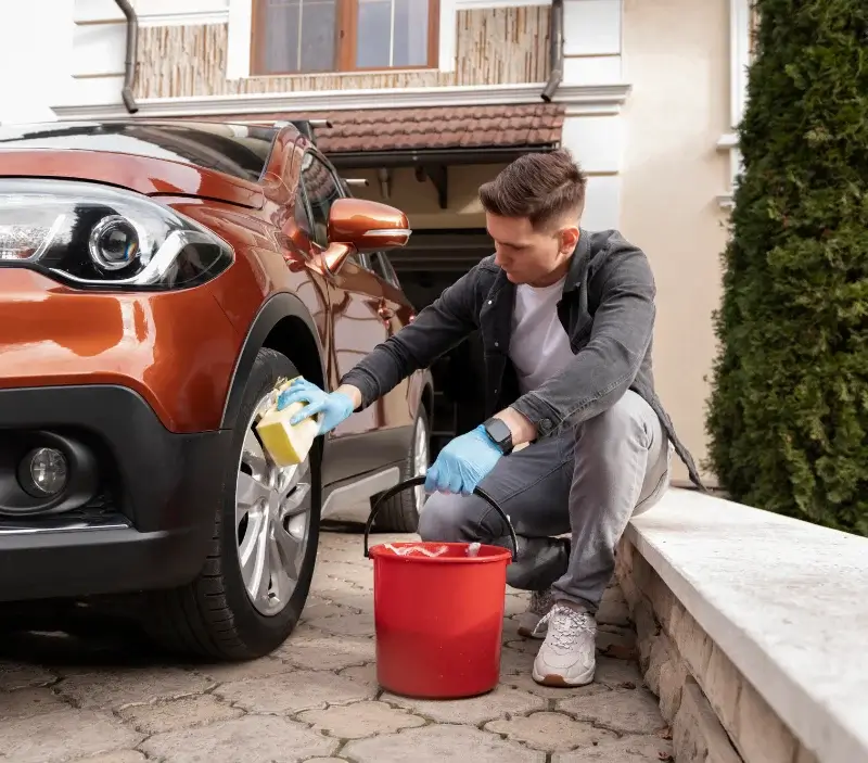 Lavage auto à domicile Les Pujols : professionnel intervenant sur un véhicule